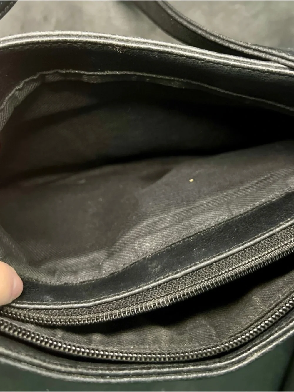 Liz Claiborne Black Shoulder Bag Pebbled Faux Leather Hobo Purse - Picture 8 of 9